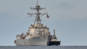un barco de la fuerza naval de estados unidos