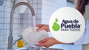 Persona lavando los trastes, haciendo uso de agua potable y logo de Agua de Puebla, Consecionaria de los servicios de agua potable y alcantarillado de la ciudad