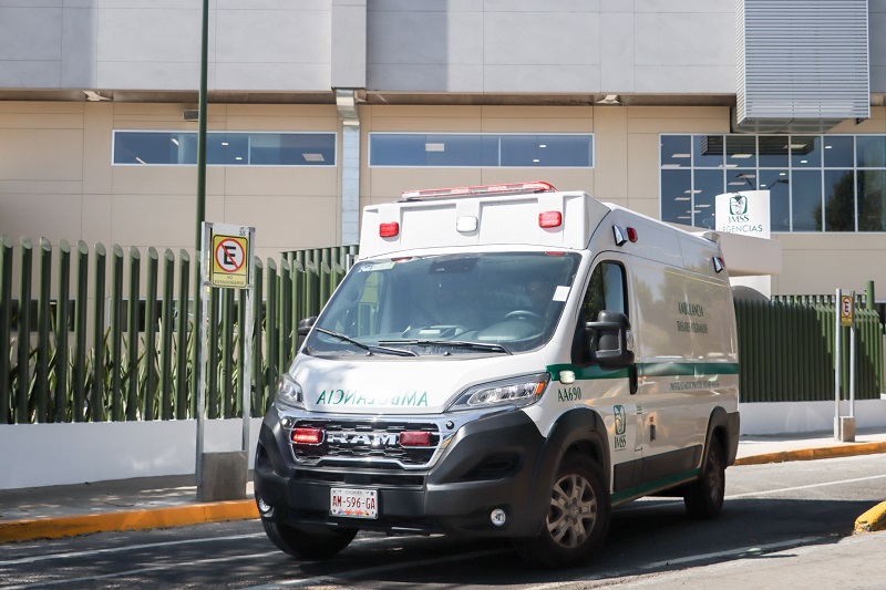 Ambulancia en movimiento frente al hospital IMSS San Alejandro de Puebla. Ambulancia en movimiento frente al hospital IMSS San Alejandro de Puebla.