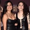 Emily Estefan posando junto a su novia Gemeny Hernández en una alfombra roja. Emily Estefan posando junto a su novia Gemeny Hernández en una alfombra roja.