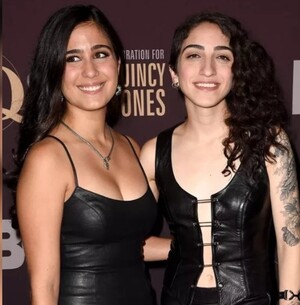 Emily Estefan posando junto a su novia Gemeny Hernández en una alfombra roja. Emily Estefan posando junto a su novia Gemeny Hernández en una alfombra roja.