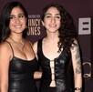 Emily Estefan posando junto a su novia Gemeny Hernández en una alfombra roja. Emily Estefan posando junto a su novia Gemeny Hernández en una alfombra roja.