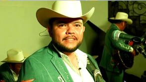 Tello Higuera viendo fijamente a la cámara con un semblante serio.