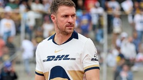 Aaron Ramsey caminando rumbo a la cancha de CU para jugar con Pumas un partido de Liga MX.