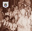 Imagen en blanco y negro, con tinte sepia, del Cardenal José Garibi Rivera rodeado por jugadores del equipo de fútbol Chivas (El Rebaño Sagrado) en atuendos for