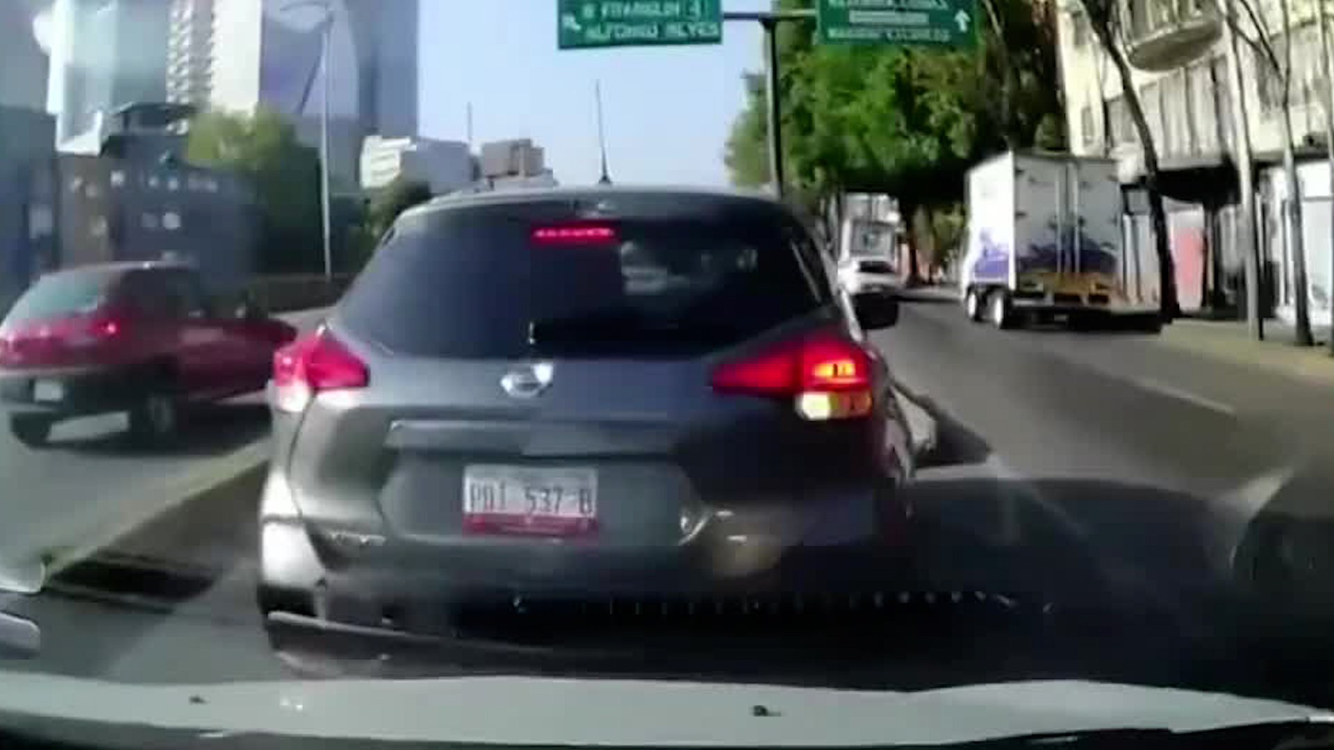 Conductores afirman que representan un riesgo, entorpecen la vialidad y son una falta grave al reglamento de circulación.