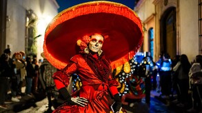 En el desfile habrá catrinas, carros alegóricos, flores y música que ambientaran el camino de los contingentes.