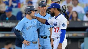 Daulton Varsho de Blue Jays y Teoscar Hernandez de Dodgers platicando previo al inicio del juego 5 en la Serie Mundial 2025.
