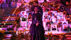 En el Altar Monumental se encuentra una niña caracterizada de catrina.