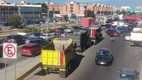 Automóviles parados sobre una carretera en Puebla.