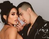En la imagen aparecen Kim shantal y su novio, ambos con un atuendo negro En la imagen aparecen Kim shantal y su novio, ambos con un atuendo negro