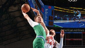 Cooper Flagg tiene 18 años de edad y se encuentra jugando para Dallas Mavericks de la NBA.