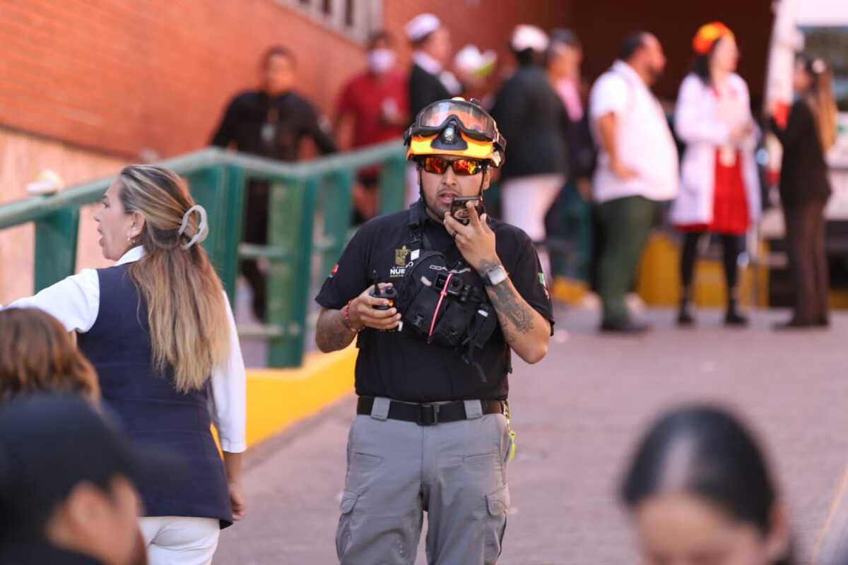 Imagen que refleja el trabajo de los elementos de rescate en un incendio en Monterrey. Imagen que refleja el trabajo de los elementos de rescate en un incendio en Monterrey.