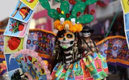 Catrina con vestido rojos con detalles dorados y negros