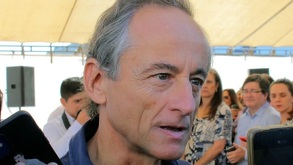 Hombre de edad adulta hablando ante una cámara.