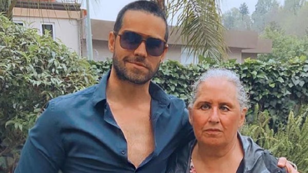 Eleazar Gómez abrazando a su mamá Melissa Sánchez. Eleazar Gómez abrazando a su mamá Melissa Sánchez.