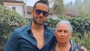 Eleazar Gómez abrazando a su mamá Melissa Sánchez.