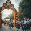 Alumnos asistiendo a clases durante festividades de Día de Muertos.