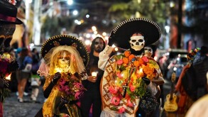 Personas participan en el tradicional desfile de Catrinas que cada año se realiza en Guanajuato capital.