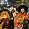 Personas participan en el tradicional desfile de Catrinas que cada año se realiza en Guanajuato capital. Personas participan en el tradicional desfile de Catrinas que cada año se realiza en Guanajuato capital.