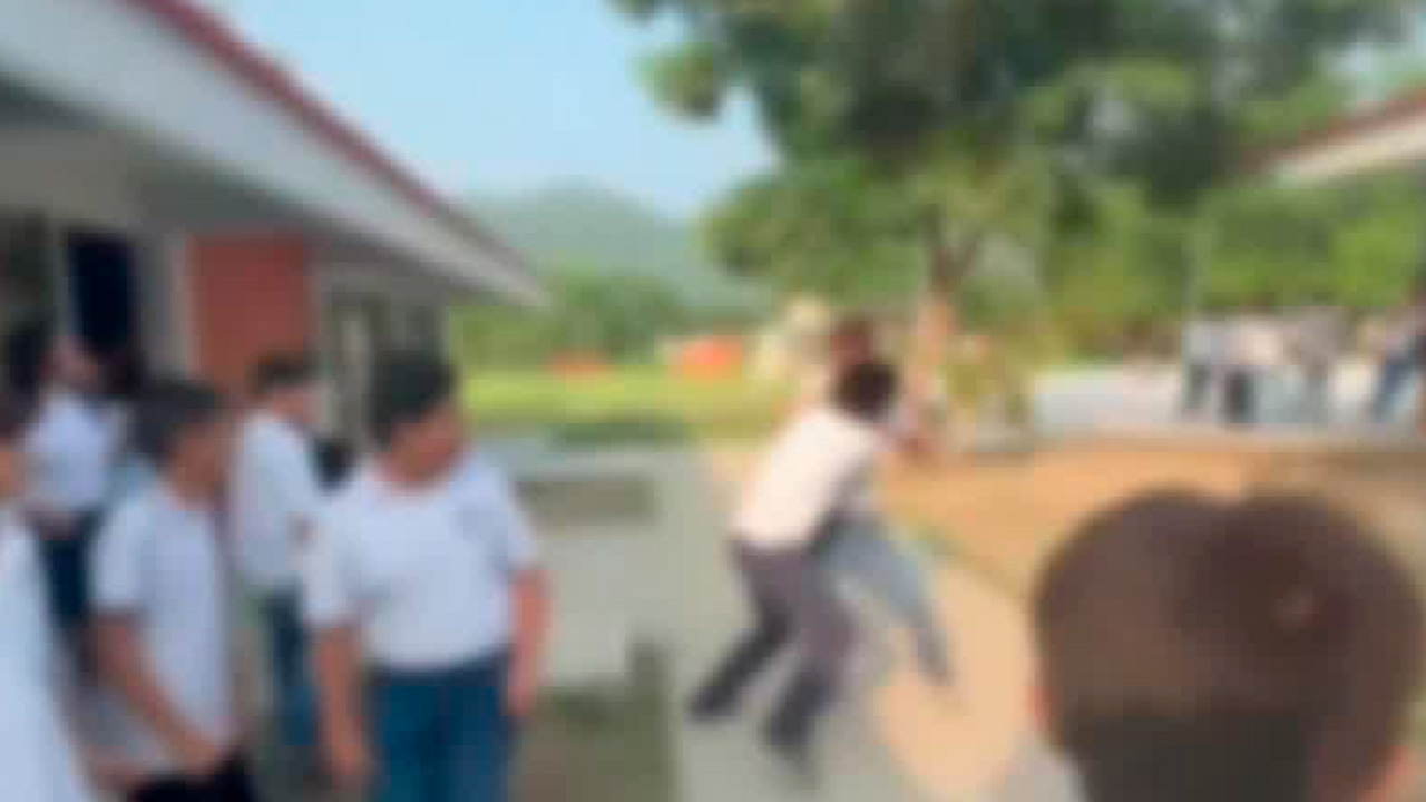 Una pelea entre alumnos de la secundaria Mario José Molina, en Manzanillo, Colima, dejó a un joven inconsciente tras recibir varios golpes.