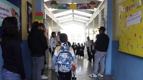 Niños van a clases en escuela de CdMx