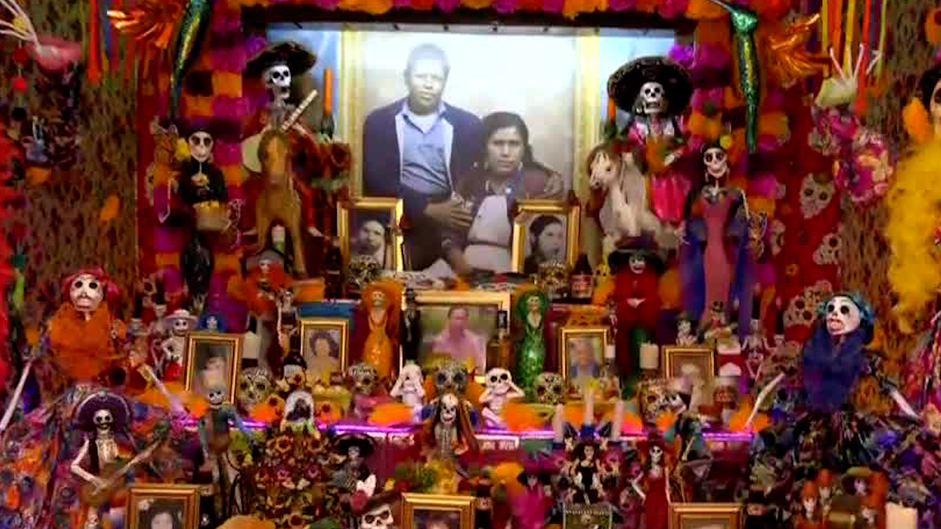 Desde hace 20 años, la Familia Villa Flores realiza una mega ofrenda llena de cempasúchil, catrinas y papel picado dedicada a sus familiares.
