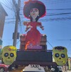 El taxi está decorado con una gran catrina en la parte superior de la unidad y recorre las calles de Saltillo. El taxi está decorado con una gran catrina en la parte superior de la unidad y recorre las calles de Saltillo.