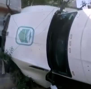 La unidad transportaba diésel lo que provocó fuerte sustos entre los vecinos de la zona.