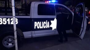Patrulla de Policía Municipal en Gómez Palacio, Durango, con un oficial a bordo uniformado.