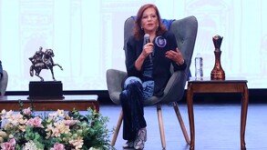 Valentina Alazraki hablando de coberturas en el Vaticano