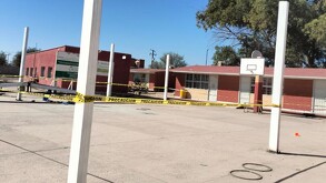 Escuela Cuahutémoc de San Pedro, postes blancos con cinta amarilla de prohibido el paso.