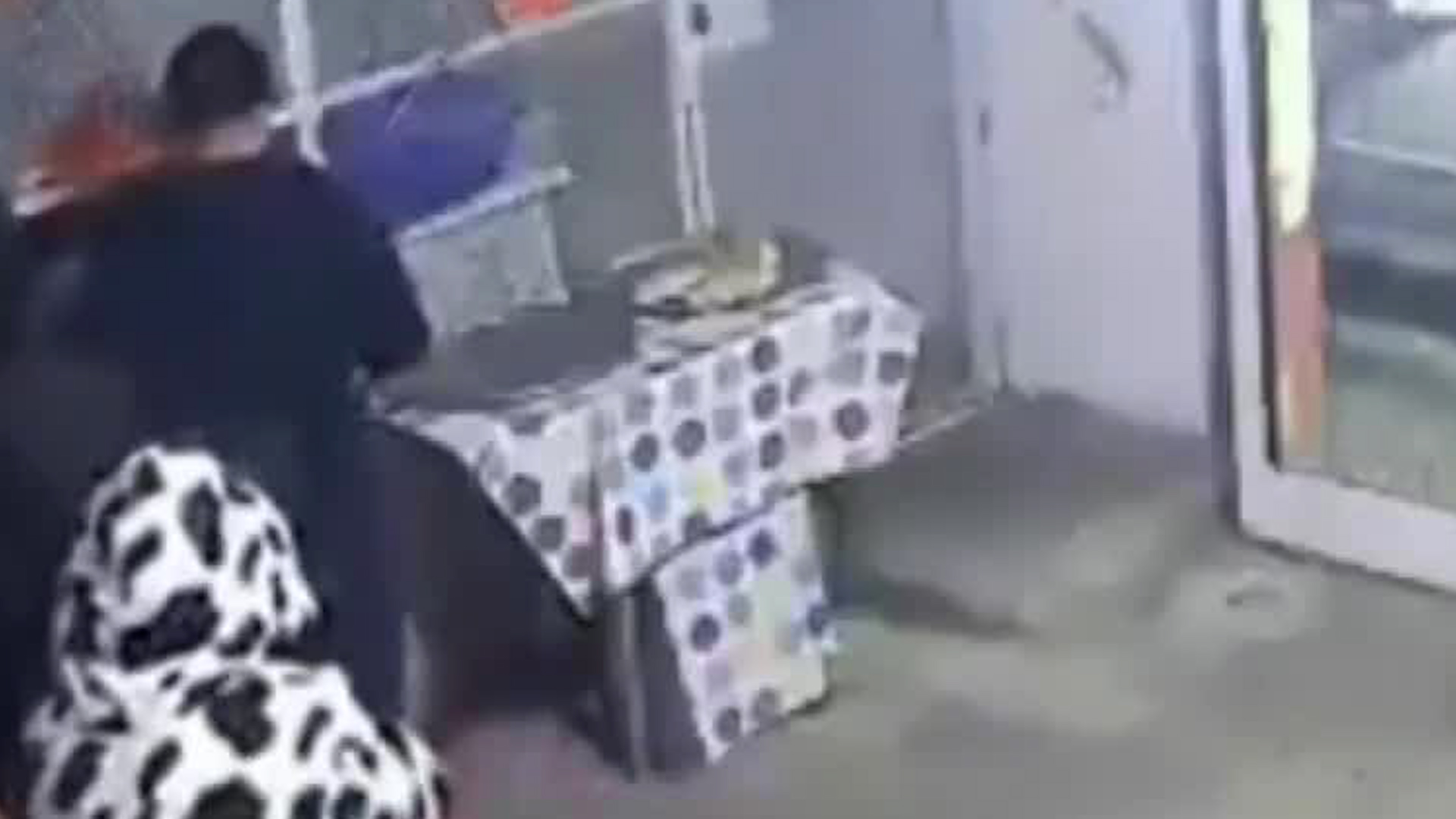 Las cámaras se seguridad del negocio captaron el momento en que la madre presiona a la menor de edad para tomar el pan.