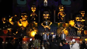 Los altares monumentales, de 4.5 metros de altura, fueron elaborados por el artista santiaguense Javier Zarazúa.