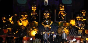 Los altares monumentales, de 4.5 metros de altura, fueron elaborados por el artista santiaguense Javier Zarazúa.