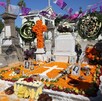 Tumbas en el Panteón de Guadalajara decoradas con flores de cempasúchil, papel picado y coronas de flores durante el Día de Muertos Tumbas en el Panteón de Guadalajara decoradas con flores de cempasúchil, papel picado y coronas de flores durante el Día de Muertos