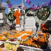 Tumbas en el Panteón de Guadalajara decoradas con flores de cempasúchil, papel picado y coronas de flores durante el Día de Muertos Tumbas en el Panteón de Guadalajara decoradas con flores de cempasúchil, papel picado y coronas de flores durante el Día de Muertos