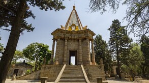 Fachada principal de la Capilla de Belén en Guadalajara, de estilo neoclásico. Es un templo de base octogonal con un techo de mosaicos y escaleras de piedra.