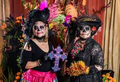 Imagen que capta el trabajo de la diseñadora floral para el Día de Muertos.