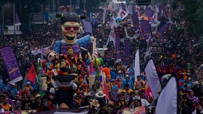 Miles de personas se dieron cita a lo largo de Paseo de la Reforma para presenciar el Desfile de Día de Muertos 2025.