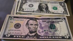 Billetes de dólar. Este es el valor del peso frente al dólar