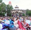 Personas bailando folclor en Día de Muertos en Tlaquepaque en la plaza principal durante un día soleado Personas bailando folclor en Día de Muertos en Tlaquepaque en la plaza principal durante un día soleado