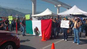 Bloqueo en avenida Constitución por protesta de Poder Judicial de Nuevo León.