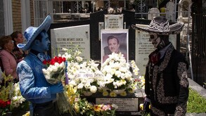 Admiradores y artistas durante homenaje por el 66 aniversario luctuoso de Pedro Infante.
