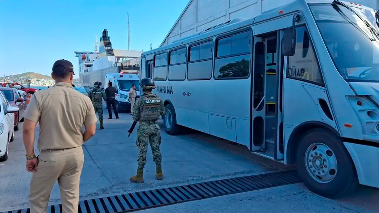 La Semar y la Fiscalía de Sinaloa rescataron a 28 personas en altamar, entre ellas 27 menores y un adulto.