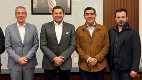 Cuatro hombres posando para una foto con las manos cruzadas al frente.