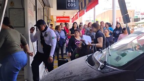 Camioneta impactada contra un local en el centro de Torreón y vidrios en el piso por lo aparatoso.