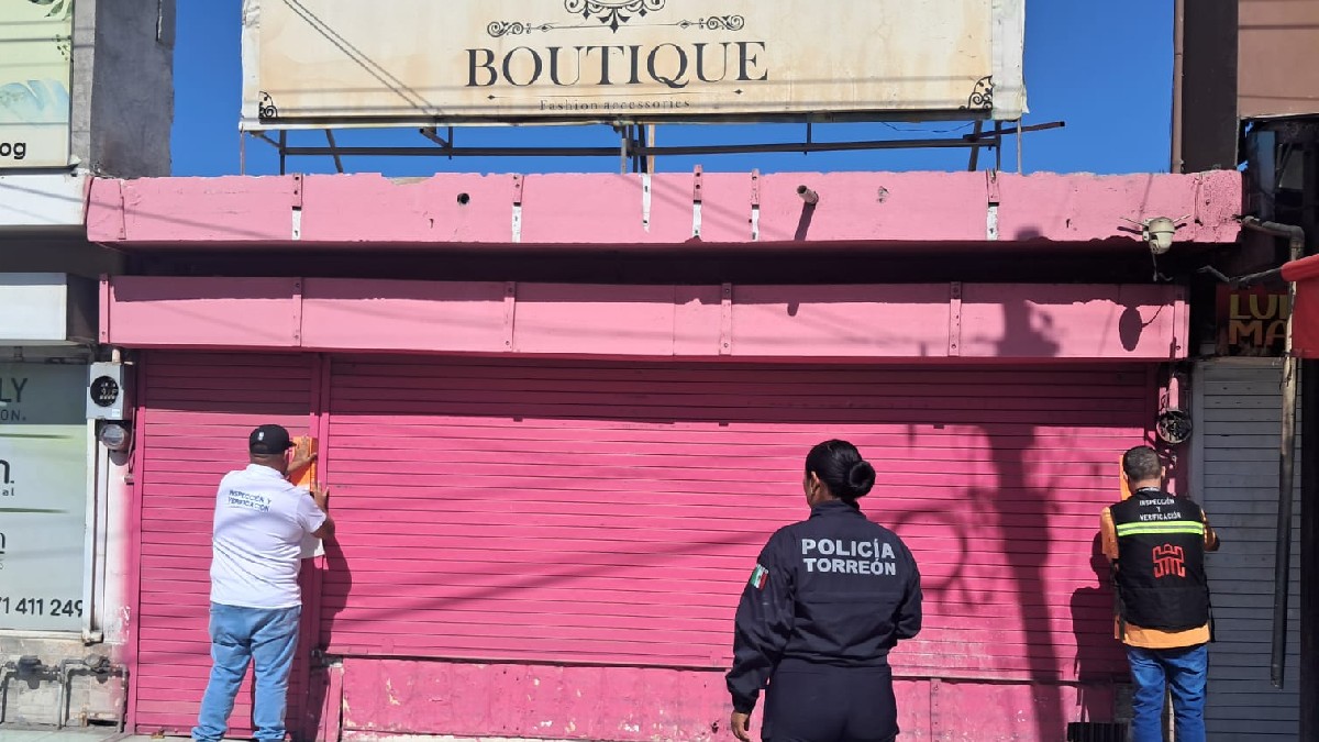 Agentes de Dirección de Inspección llevando a cabo la clausura de un negocio con pintura rosa que era una boutique. Agentes de Dirección de Inspección llevando a cabo la clausura de un negocio con pintura rosa que era una boutique.