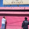 Agentes de Dirección de Inspección llevando a cabo la clausura de un negocio con pintura rosa que era una boutique. Agentes de Dirección de Inspección llevando a cabo la clausura de un negocio con pintura rosa que era una boutique.
