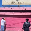 Agentes de Dirección de Inspección llevando a cabo la clausura de un negocio con pintura rosa que era una boutique.